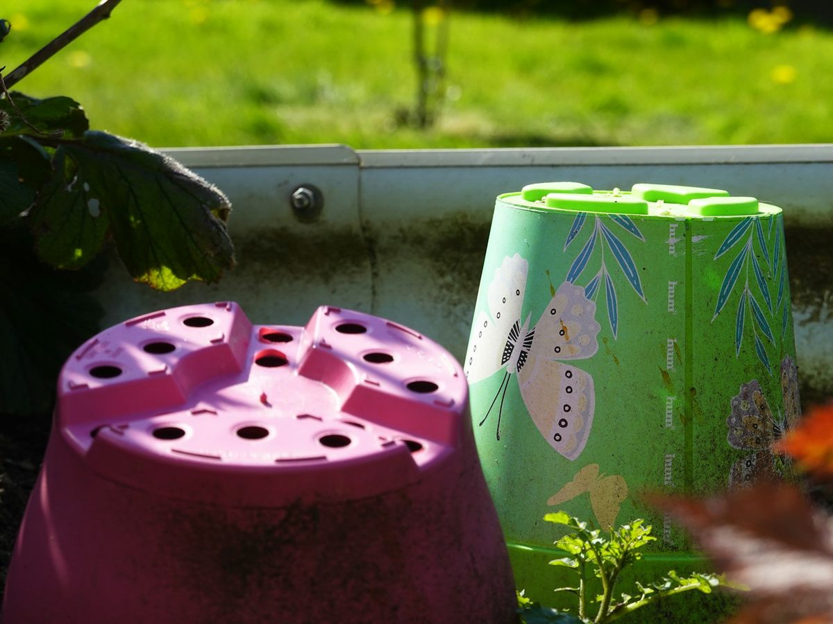To opp-ned-vendte blomsterpotter i en hage
